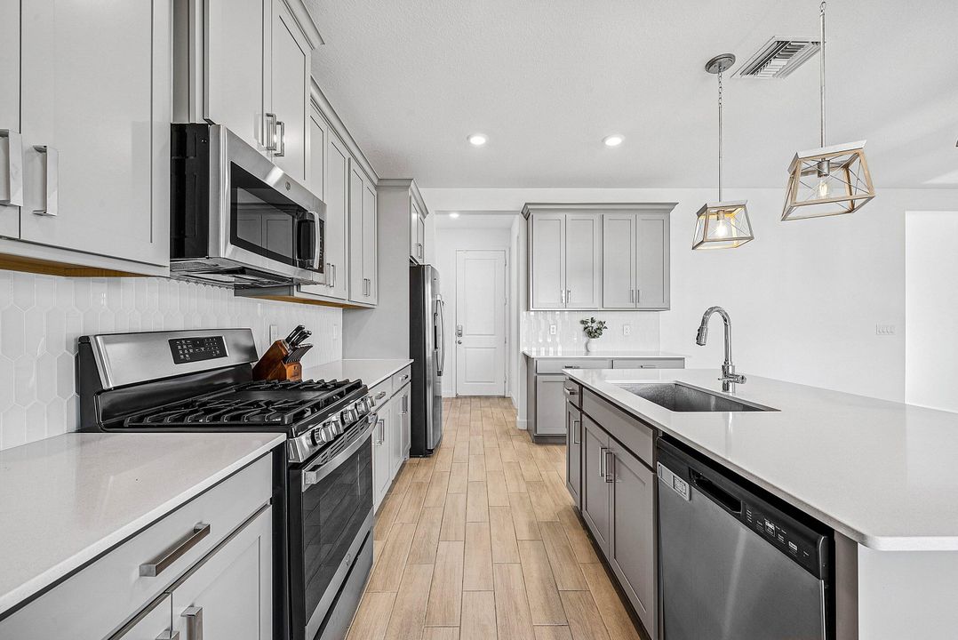 待售: $680,000 (4 贝兹, 3 浴室, 2401 平方英尺)