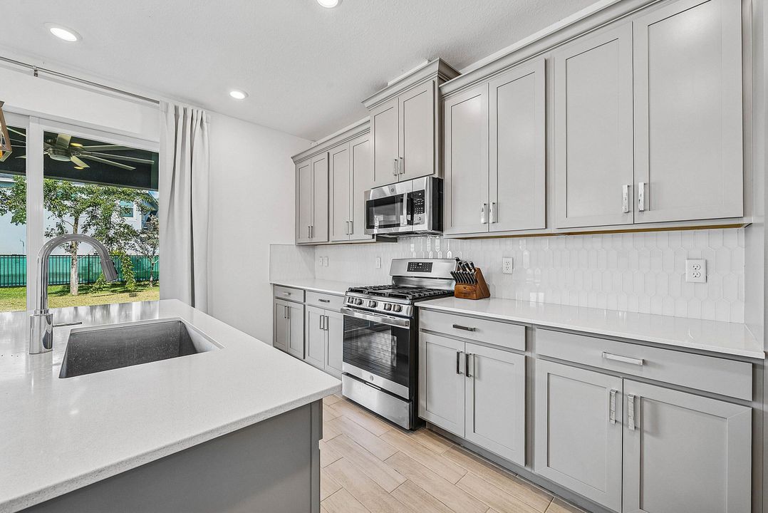 待售: $680,000 (4 贝兹, 3 浴室, 2401 平方英尺)