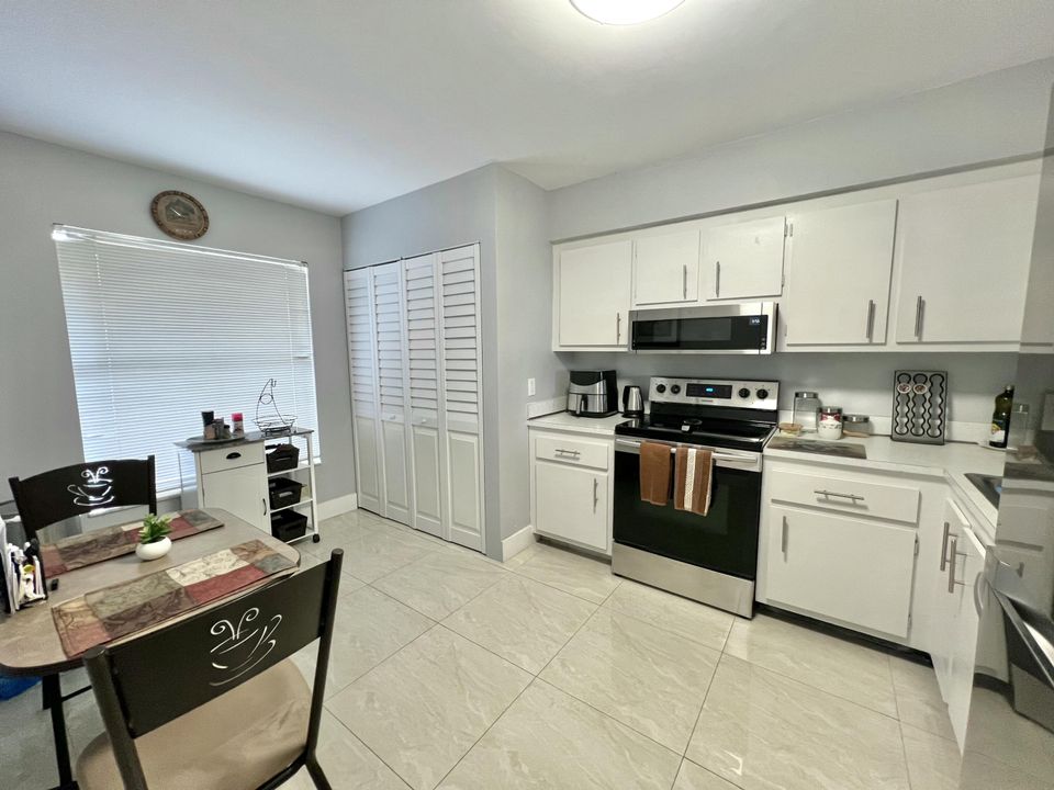 For Rent: $2,000 (1 beds, 2 baths, 930 Square Feet)