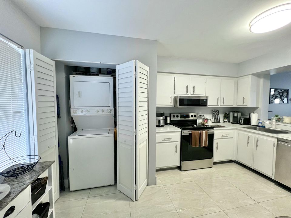 For Rent: $2,000 (1 beds, 2 baths, 930 Square Feet)