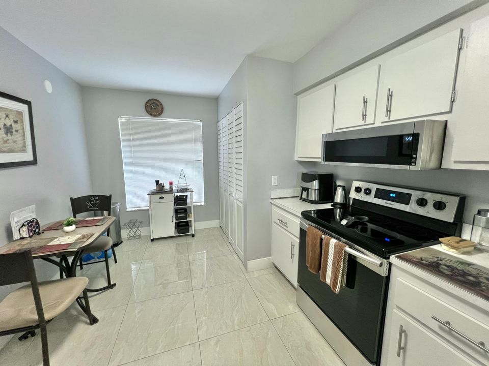 For Rent: $2,000 (1 beds, 2 baths, 930 Square Feet)