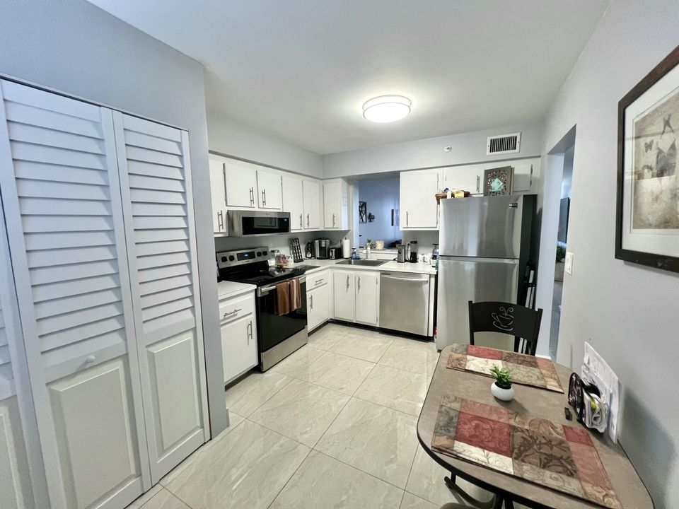 For Rent: $2,000 (1 beds, 2 baths, 930 Square Feet)