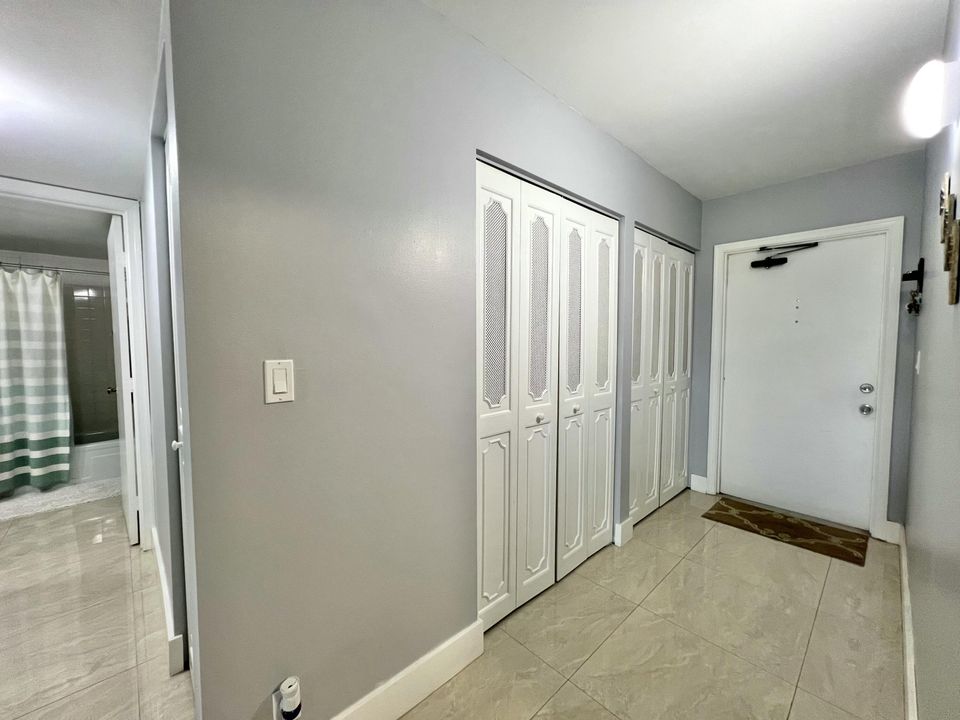 For Rent: $2,000 (1 beds, 2 baths, 930 Square Feet)