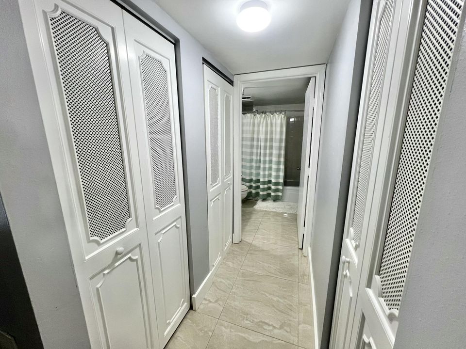 For Rent: $2,000 (1 beds, 2 baths, 930 Square Feet)