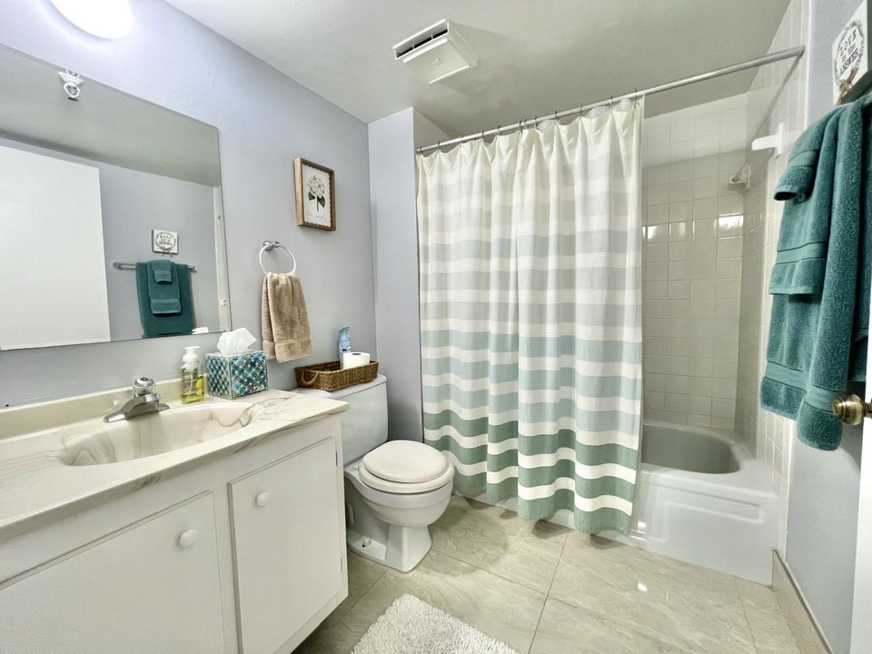 For Rent: $2,000 (1 beds, 2 baths, 930 Square Feet)