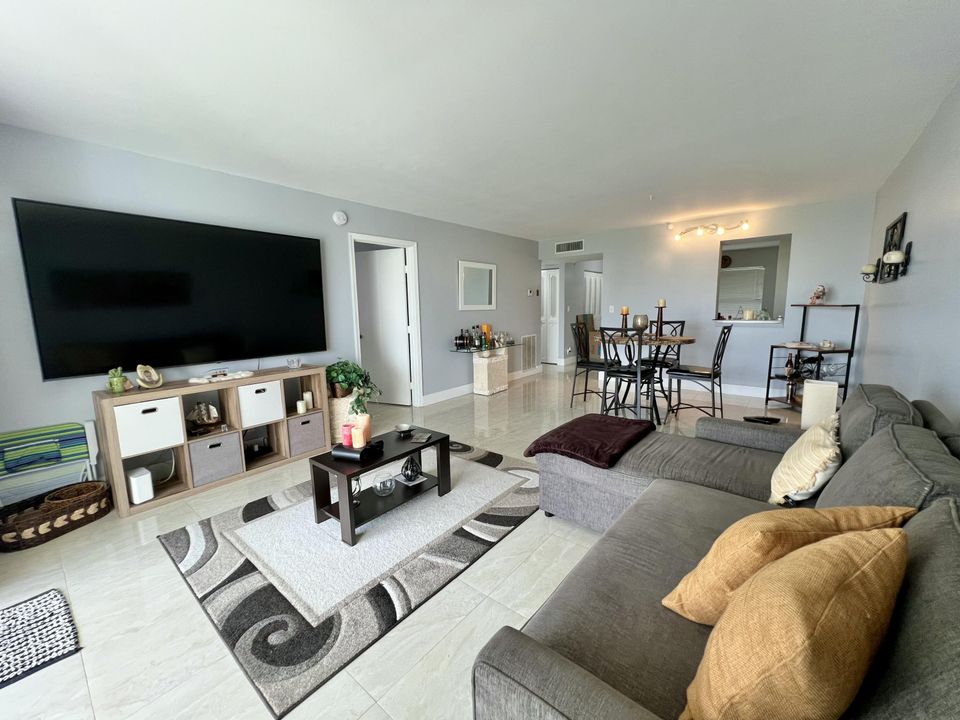 For Rent: $2,000 (1 beds, 2 baths, 930 Square Feet)