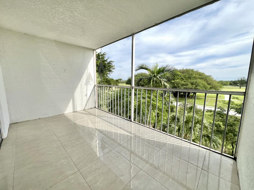 For Rent: $2,000 (1 beds, 2 baths, 930 Square Feet)