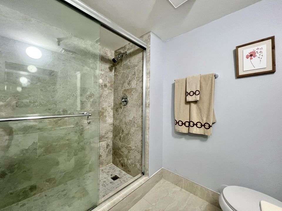 For Rent: $2,000 (1 beds, 2 baths, 930 Square Feet)