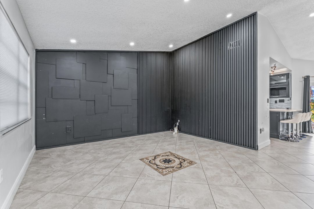 待售: $640,000 (4 贝兹, 2 浴室, 1801 平方英尺)