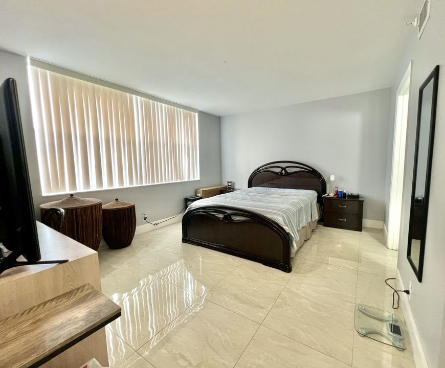 For Rent: $2,000 (1 beds, 2 baths, 930 Square Feet)