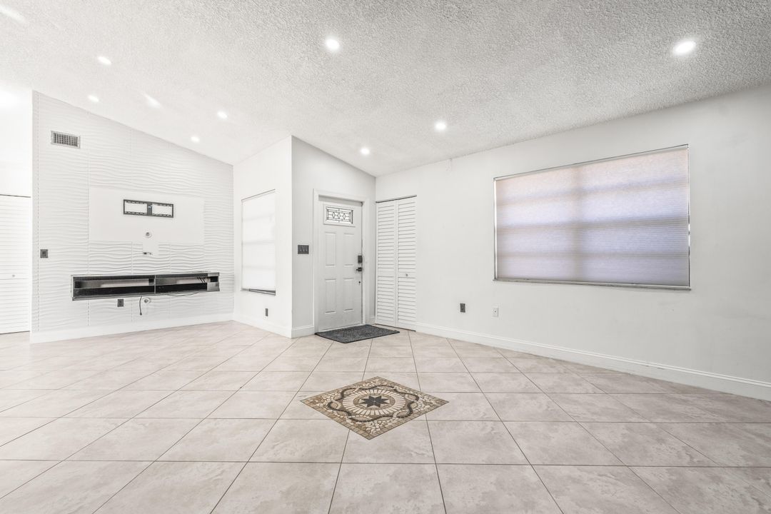 待售: $640,000 (4 贝兹, 2 浴室, 1801 平方英尺)