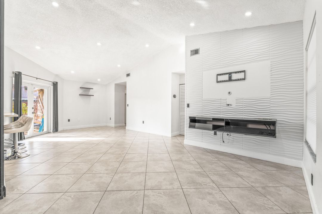 待售: $640,000 (4 贝兹, 2 浴室, 1801 平方英尺)