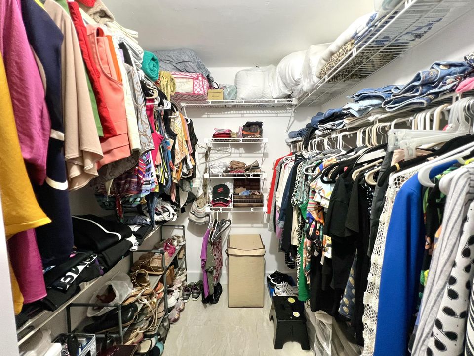 For Rent: $2,000 (1 beds, 2 baths, 930 Square Feet)