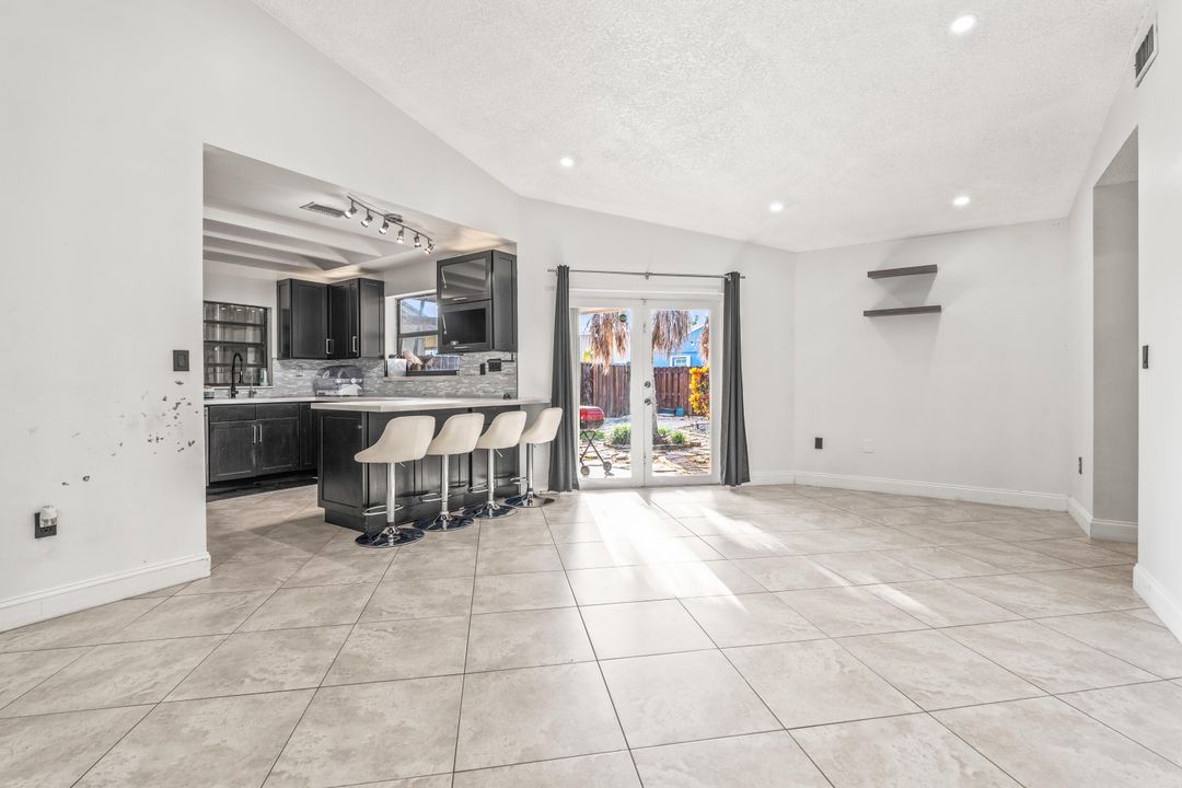 待售: $640,000 (4 贝兹, 2 浴室, 1801 平方英尺)