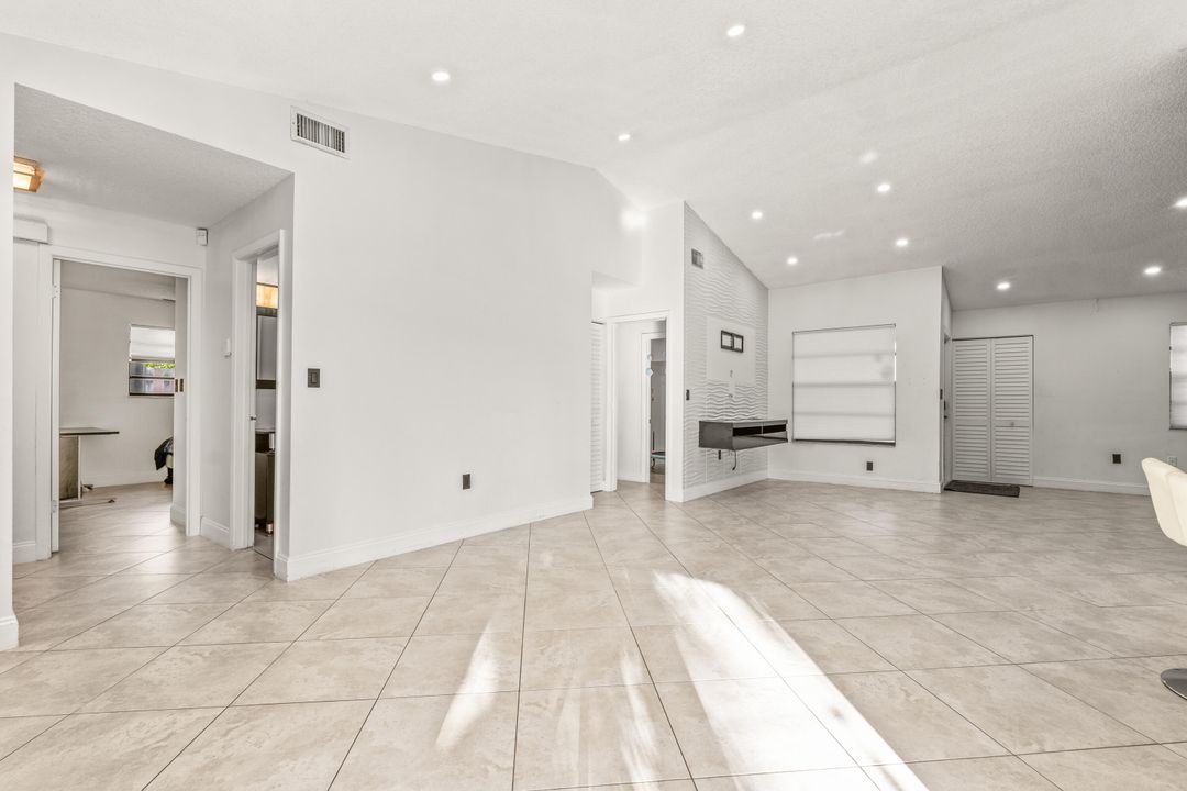 待售: $640,000 (4 贝兹, 2 浴室, 1801 平方英尺)