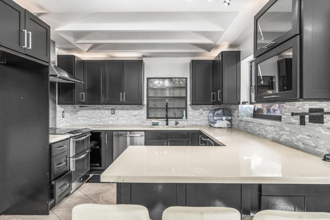 待售: $640,000 (4 贝兹, 2 浴室, 1801 平方英尺)