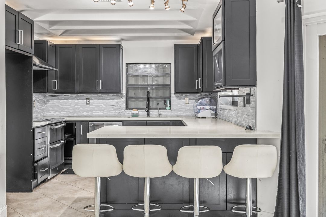 待售: $640,000 (4 贝兹, 2 浴室, 1801 平方英尺)