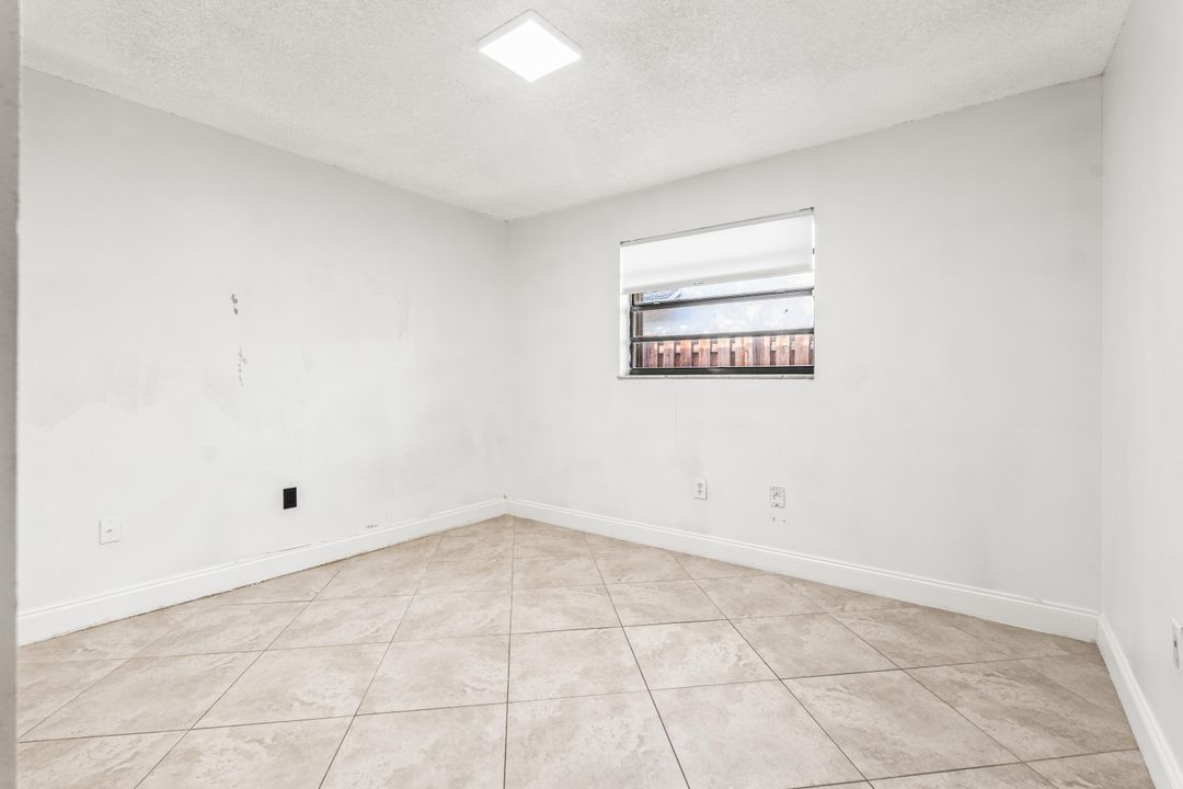 待售: $640,000 (4 贝兹, 2 浴室, 1801 平方英尺)