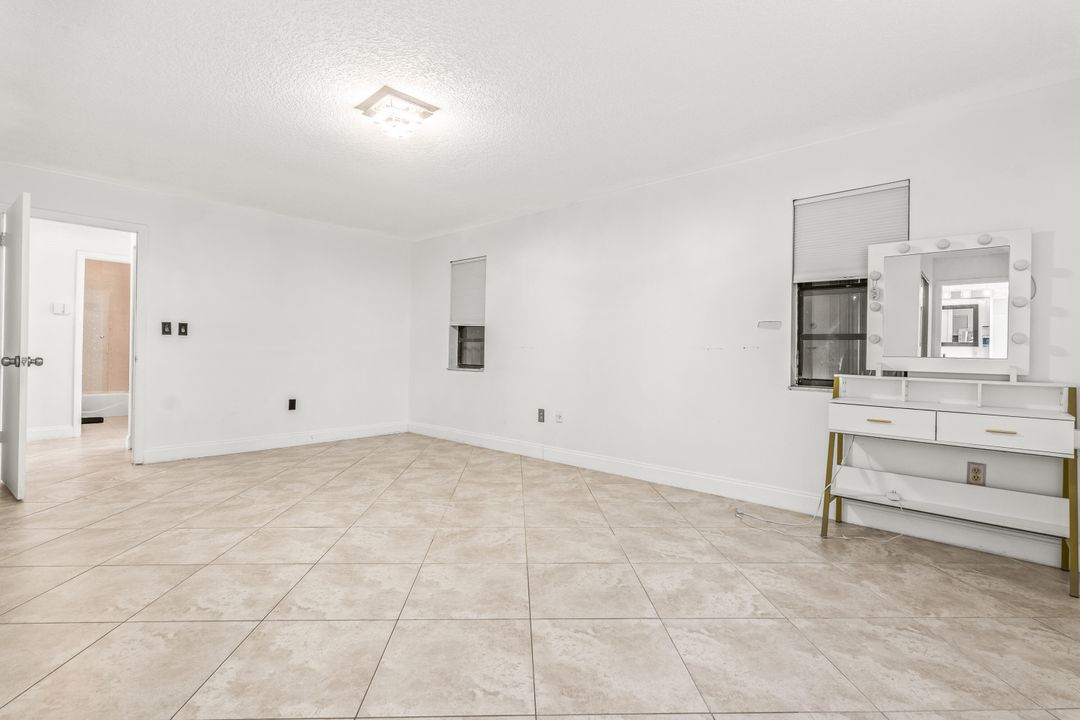 待售: $640,000 (4 贝兹, 2 浴室, 1801 平方英尺)