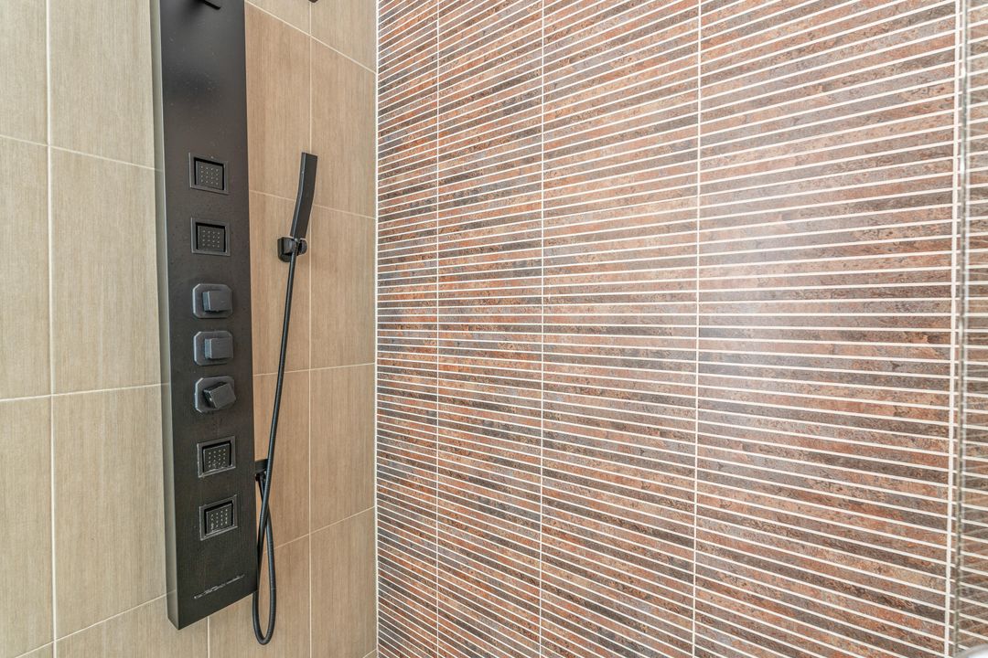 待售: $640,000 (4 贝兹, 2 浴室, 1801 平方英尺)