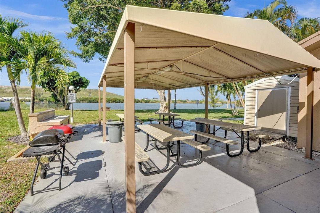 For Rent: $2,000 (1 beds, 2 baths, 930 Square Feet)