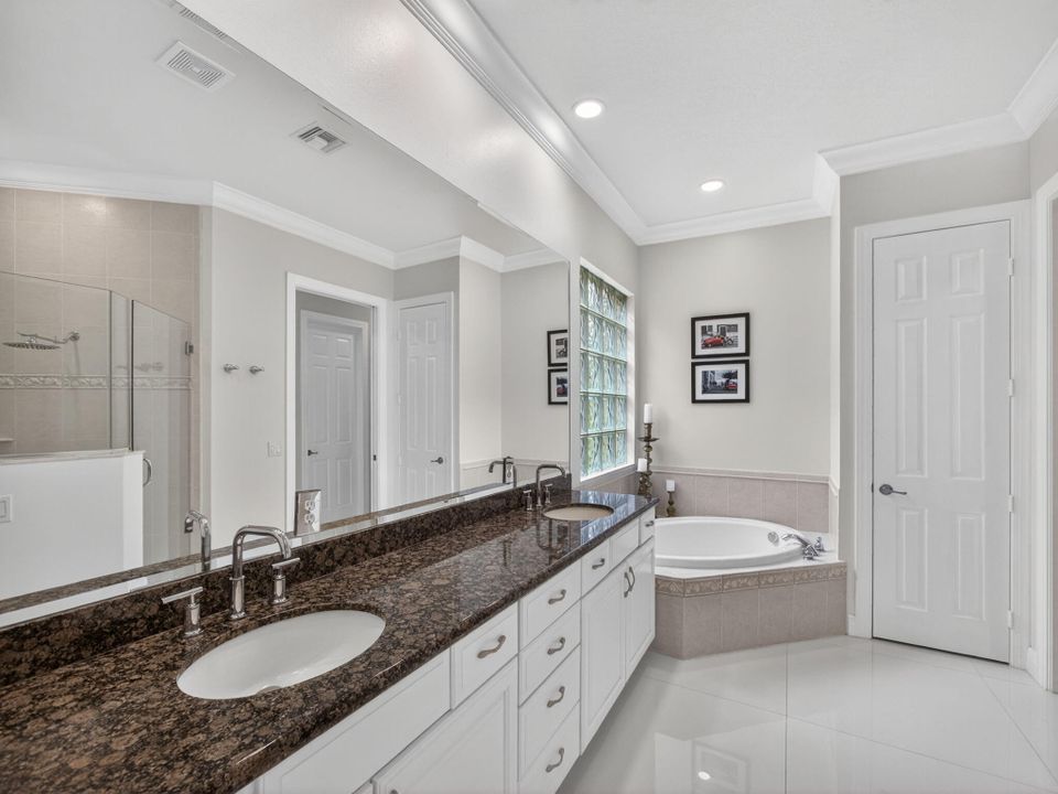 En Venta: $715,000 (3 camas, 3 baños, 2708 Pies cuadrados)