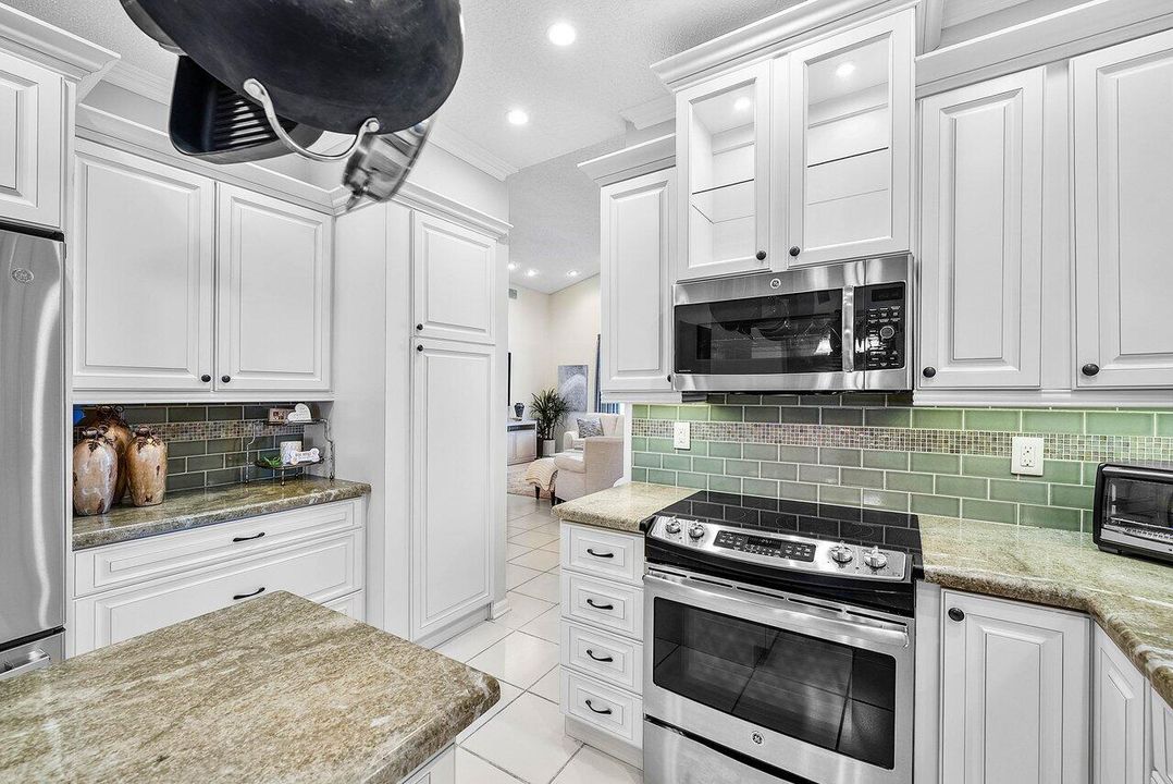 En Venta: $1,100,000 (3 camas, 2 baños, 2430 Pies cuadrados)