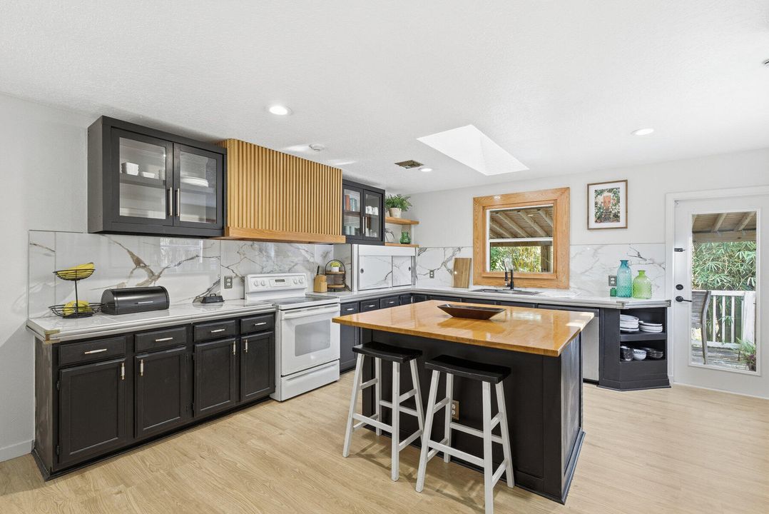 For Sale: $529,999 (3 beds, 2 baths, 1562 Square Feet)