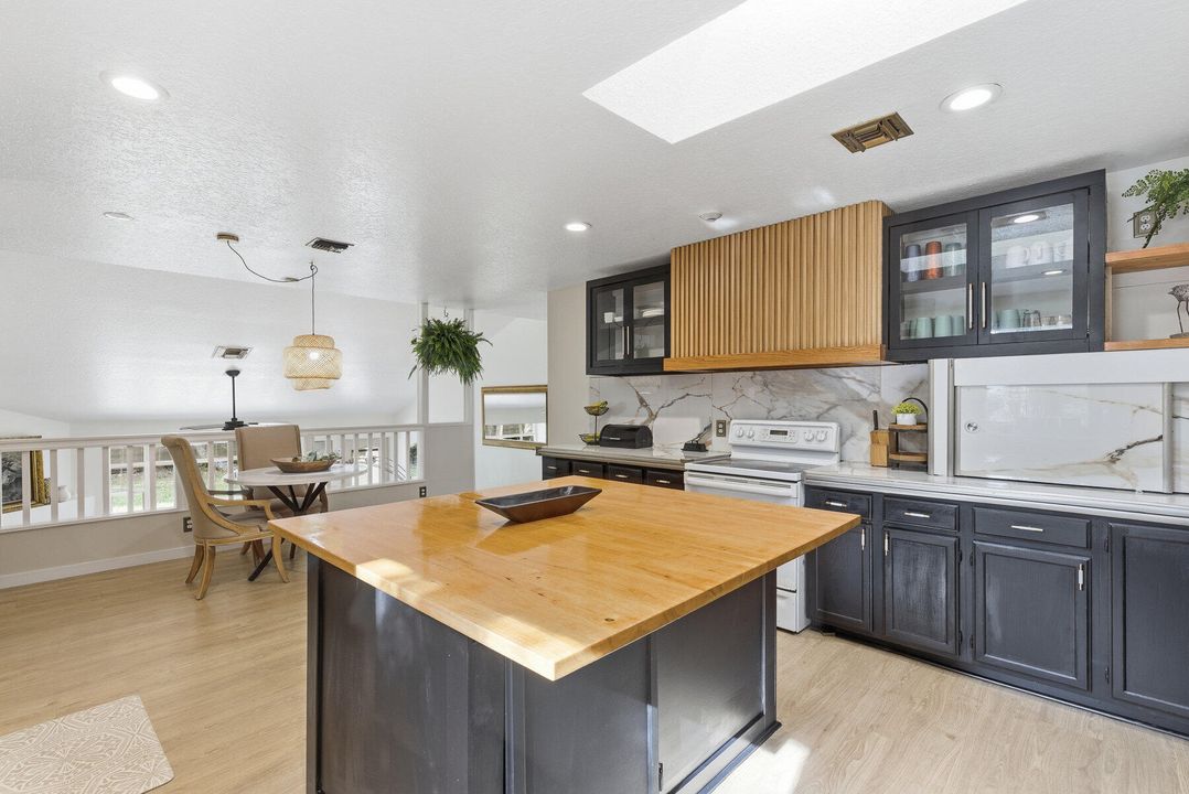 For Sale: $529,999 (3 beds, 2 baths, 1562 Square Feet)