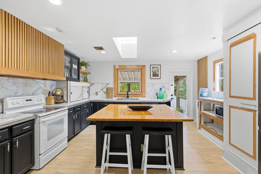 For Sale: $529,999 (3 beds, 2 baths, 1562 Square Feet)