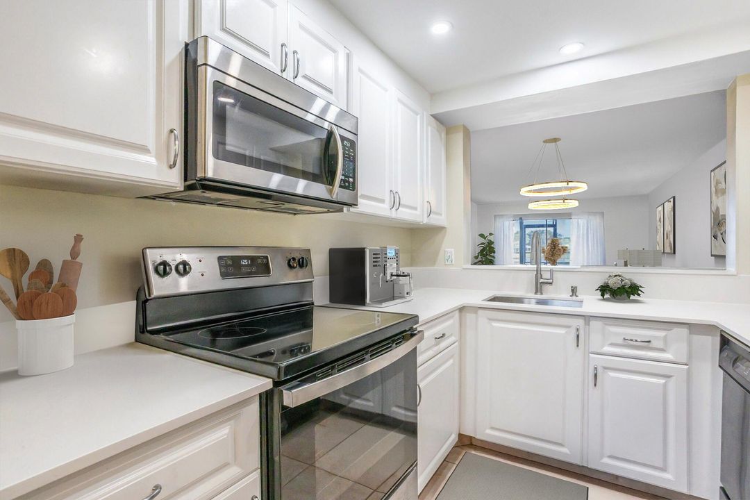 待售: $199,900 (2 贝兹, 2 浴室, 1220 平方英尺)