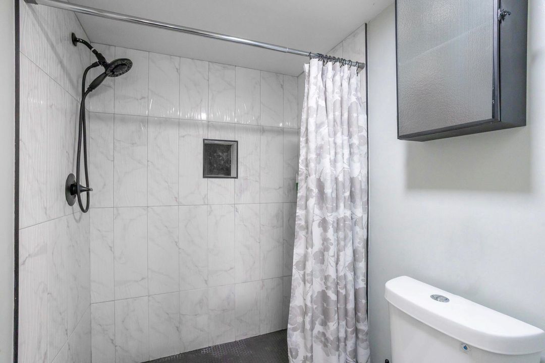 待售: $199,900 (2 贝兹, 2 浴室, 1220 平方英尺)