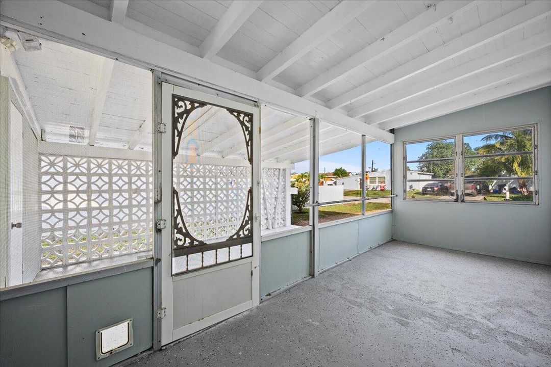 На продажу: $389,900 (2 спален, 1 ванн, 702 Квадратных фут)