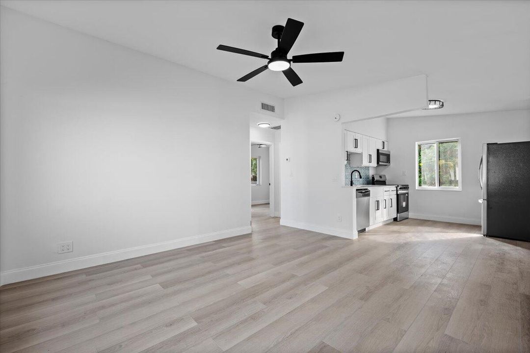 На продажу: $389,900 (2 спален, 1 ванн, 702 Квадратных фут)