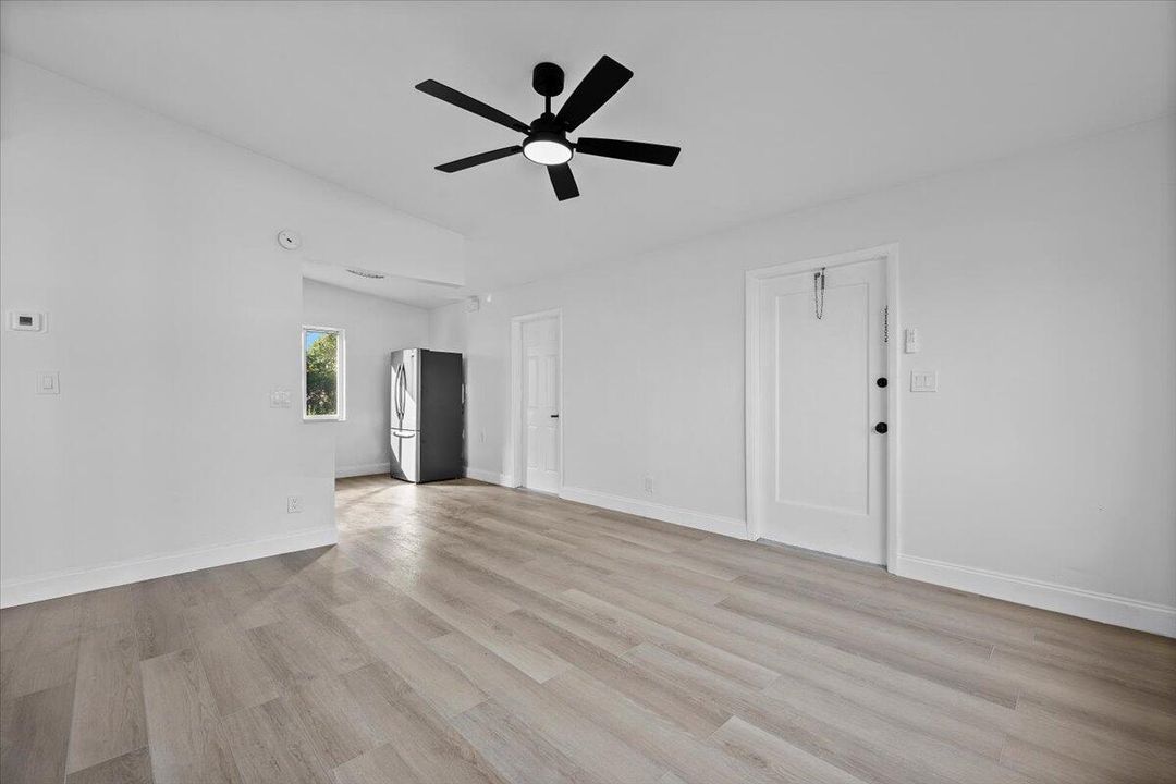 На продажу: $389,900 (2 спален, 1 ванн, 702 Квадратных фут)