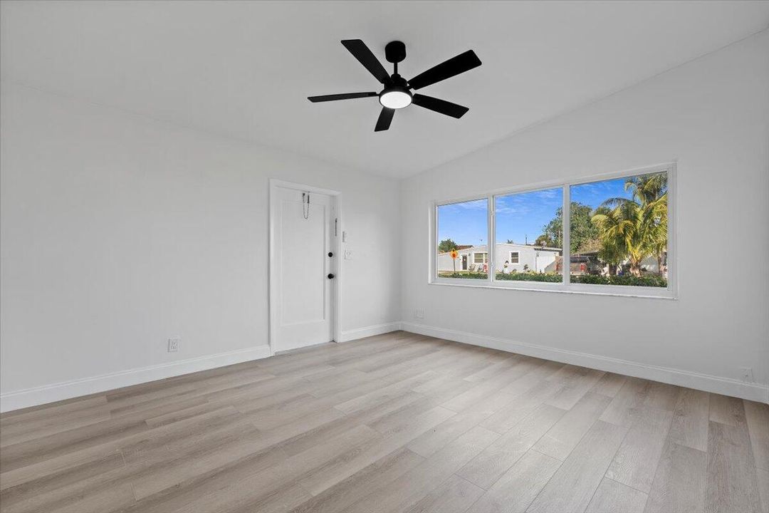 На продажу: $389,900 (2 спален, 1 ванн, 702 Квадратных фут)