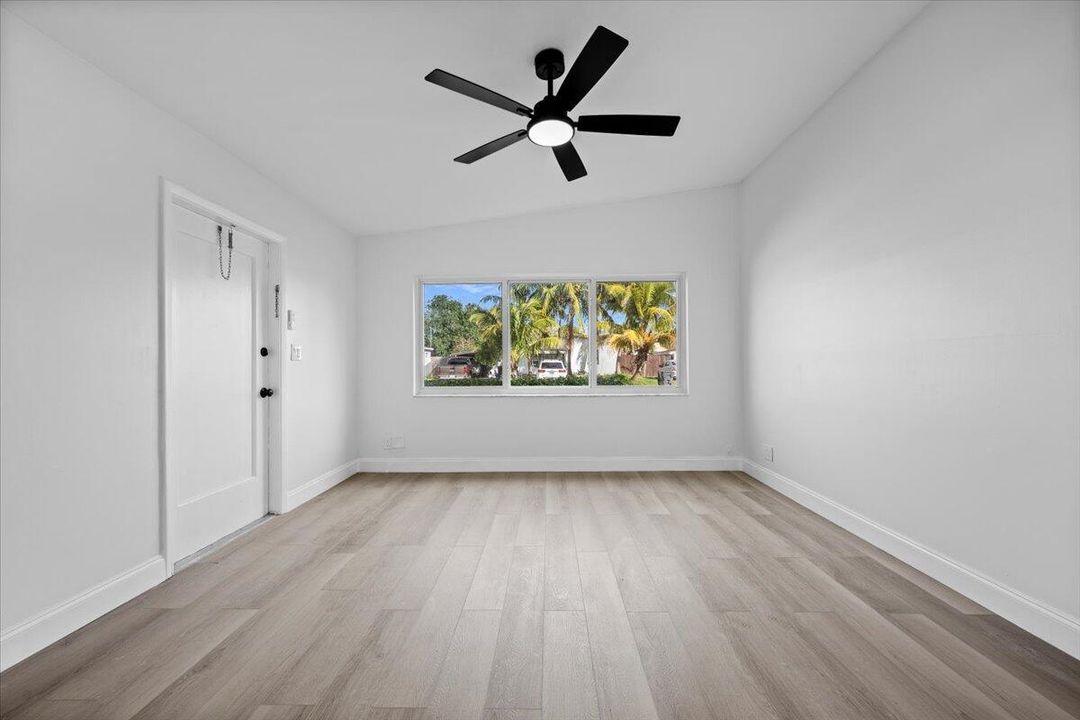 На продажу: $389,900 (2 спален, 1 ванн, 702 Квадратных фут)