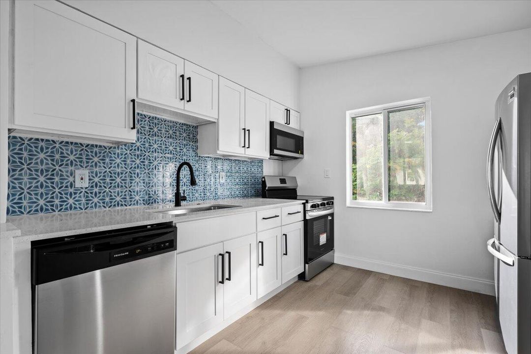 На продажу: $389,900 (2 спален, 1 ванн, 702 Квадратных фут)