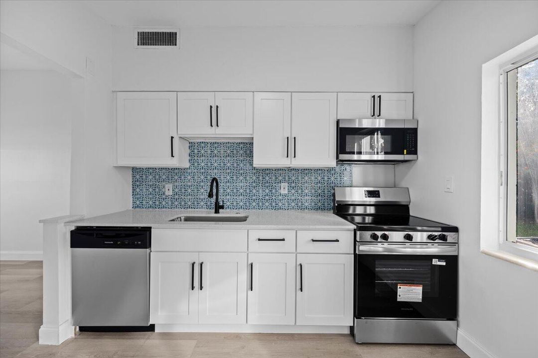 На продажу: $389,900 (2 спален, 1 ванн, 702 Квадратных фут)