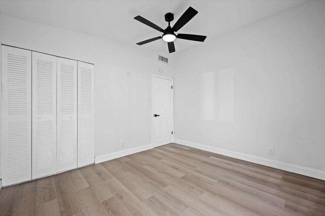 На продажу: $389,900 (2 спален, 1 ванн, 702 Квадратных фут)