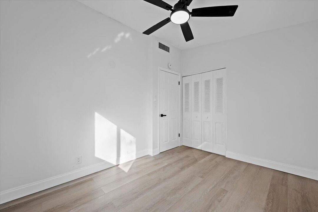 На продажу: $389,900 (2 спален, 1 ванн, 702 Квадратных фут)