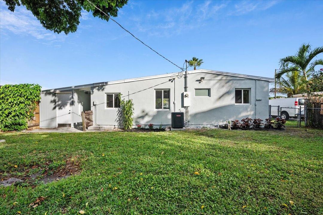 На продажу: $389,900 (2 спален, 1 ванн, 702 Квадратных фут)