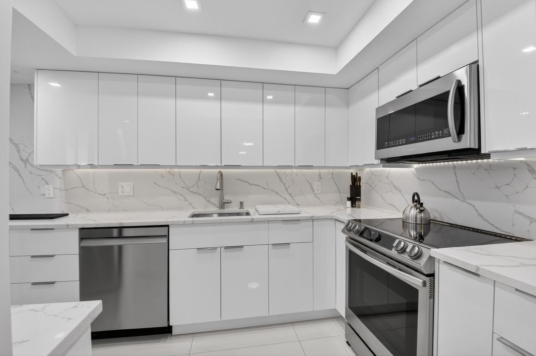 待售: $349,000 (2 贝兹, 2 浴室, 1054 平方英尺)