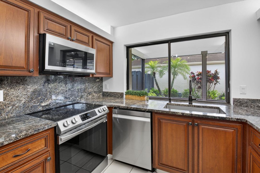 На продажу: $330,000 (1 спален, 2 ванн, 1074 Квадратных фут)