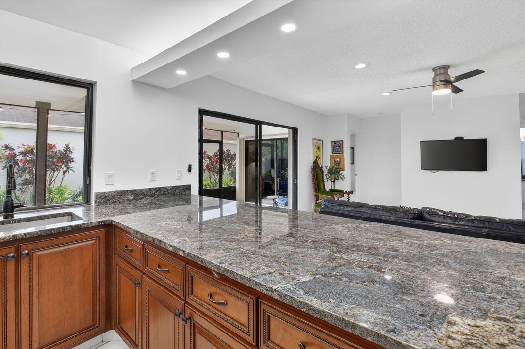 На продажу: $330,000 (1 спален, 2 ванн, 1074 Квадратных фут)