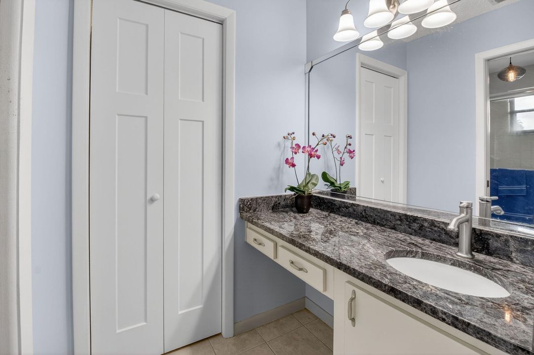 На продажу: $330,000 (1 спален, 2 ванн, 1074 Квадратных фут)