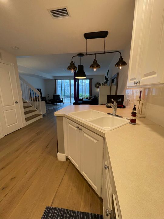 En Venta: $530,000 (3 camas, 2 baños, 1570 Pies cuadrados)