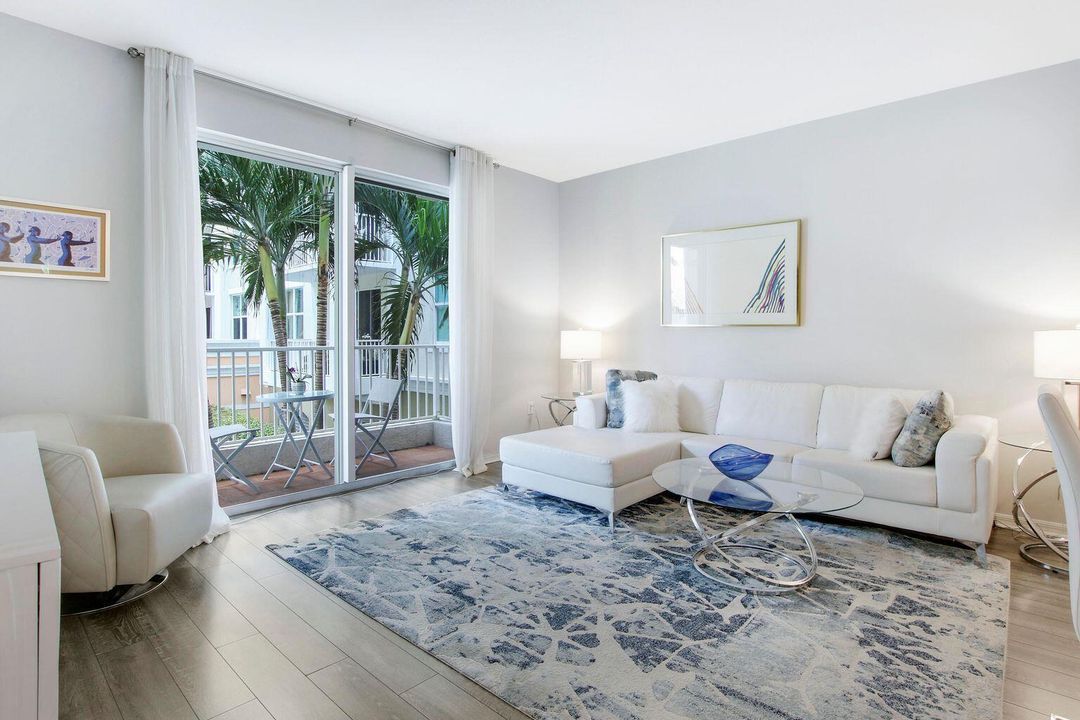 For Sale: $225,000 (1 beds, 1 baths, 797 Square Feet)