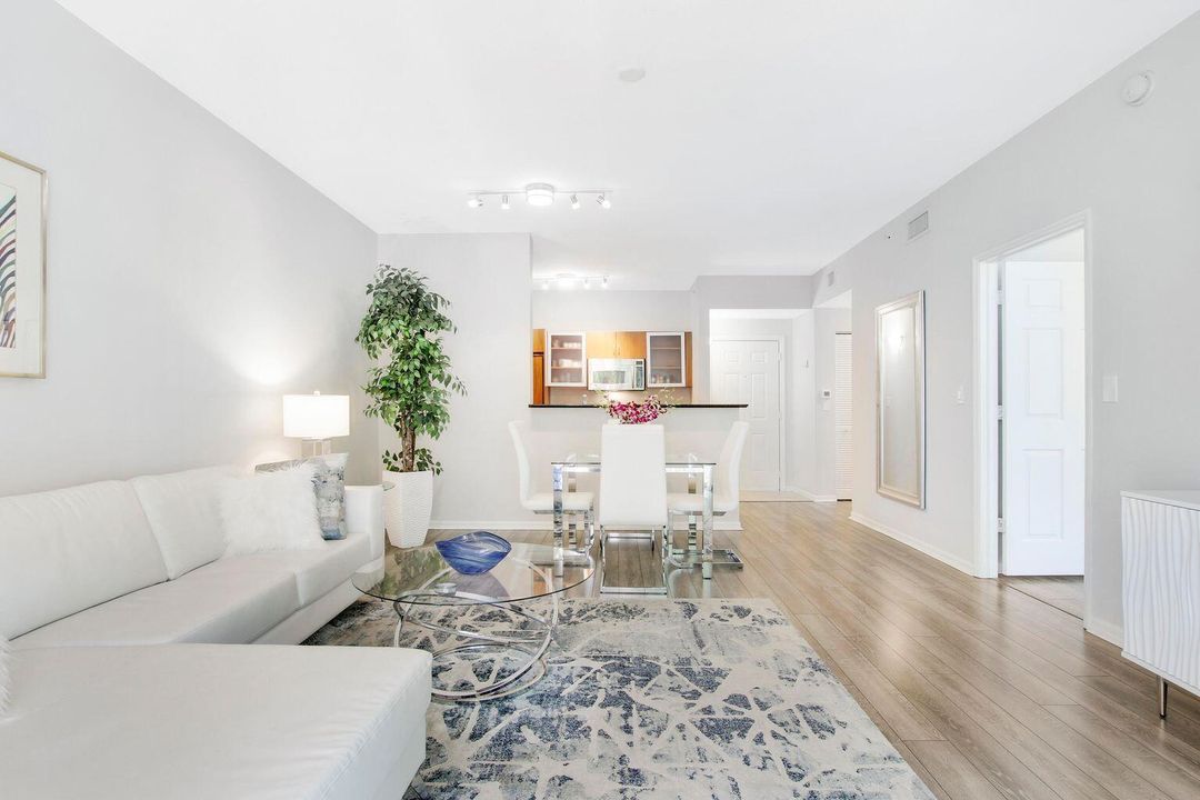 For Sale: $225,000 (1 beds, 1 baths, 797 Square Feet)