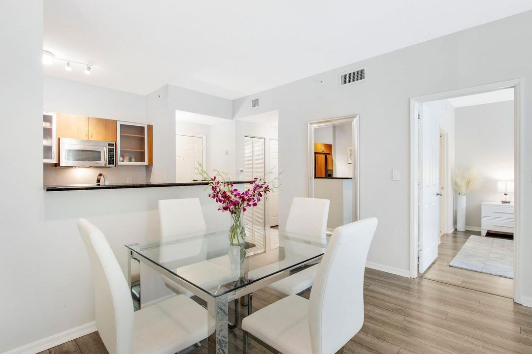 For Sale: $225,000 (1 beds, 1 baths, 797 Square Feet)